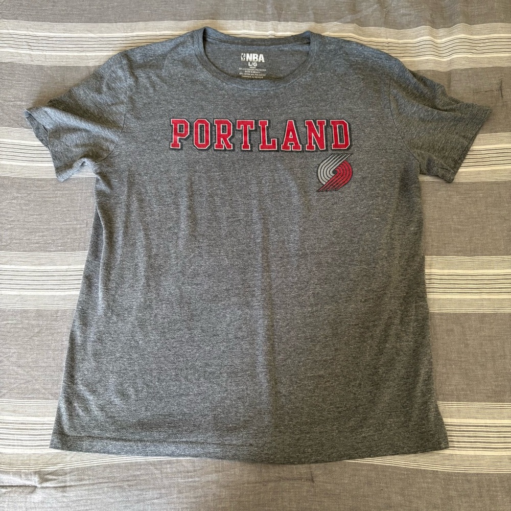 Portland Trail Blazers 2002-2017 Logo - Gray T-Shirt Size LARGE